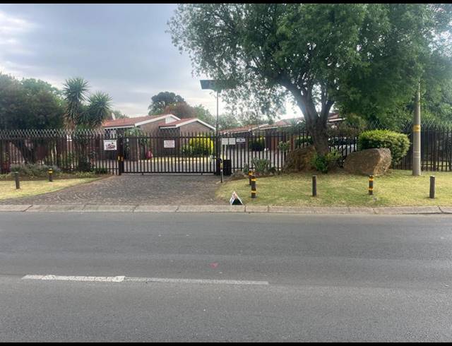 3 BEDROOM TOWNHOUSE FOR SALE IN ALBERTSDAL